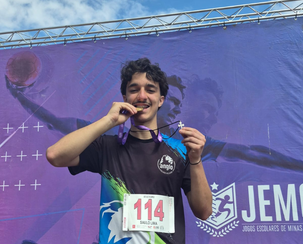 Aluno do Col�gio Anglo conquista medalha de ouro em salto em altura no JEMG